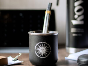 MATE DE ACERO CON BOMBILLA CHATA -CORONADOS-