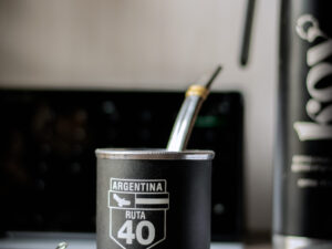 MATE DE ACERO  CON BOMBILLA CHATA -RUTA 40-