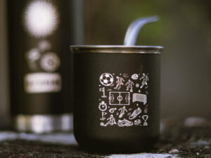 MATE DE ACERO CON BOMBILLA CHATA -FUTBOL-