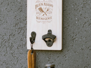 DESTAPADOR DE PARED Y PERCHERO -BUENA GENTE-