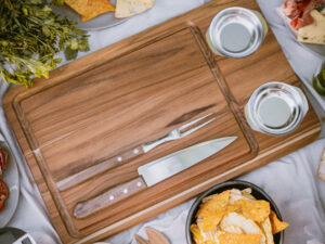 CONJUNTO PREMIUM DE TABLA CON 2 RECIPIENTES + CUBIERTOS